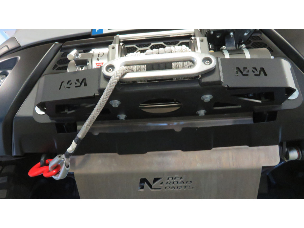 Platine de treuil N4 OFFROAD pour Iveco Daily 4x4 2006-2019, fixations robustes pour montage de treuil tout-terrain.