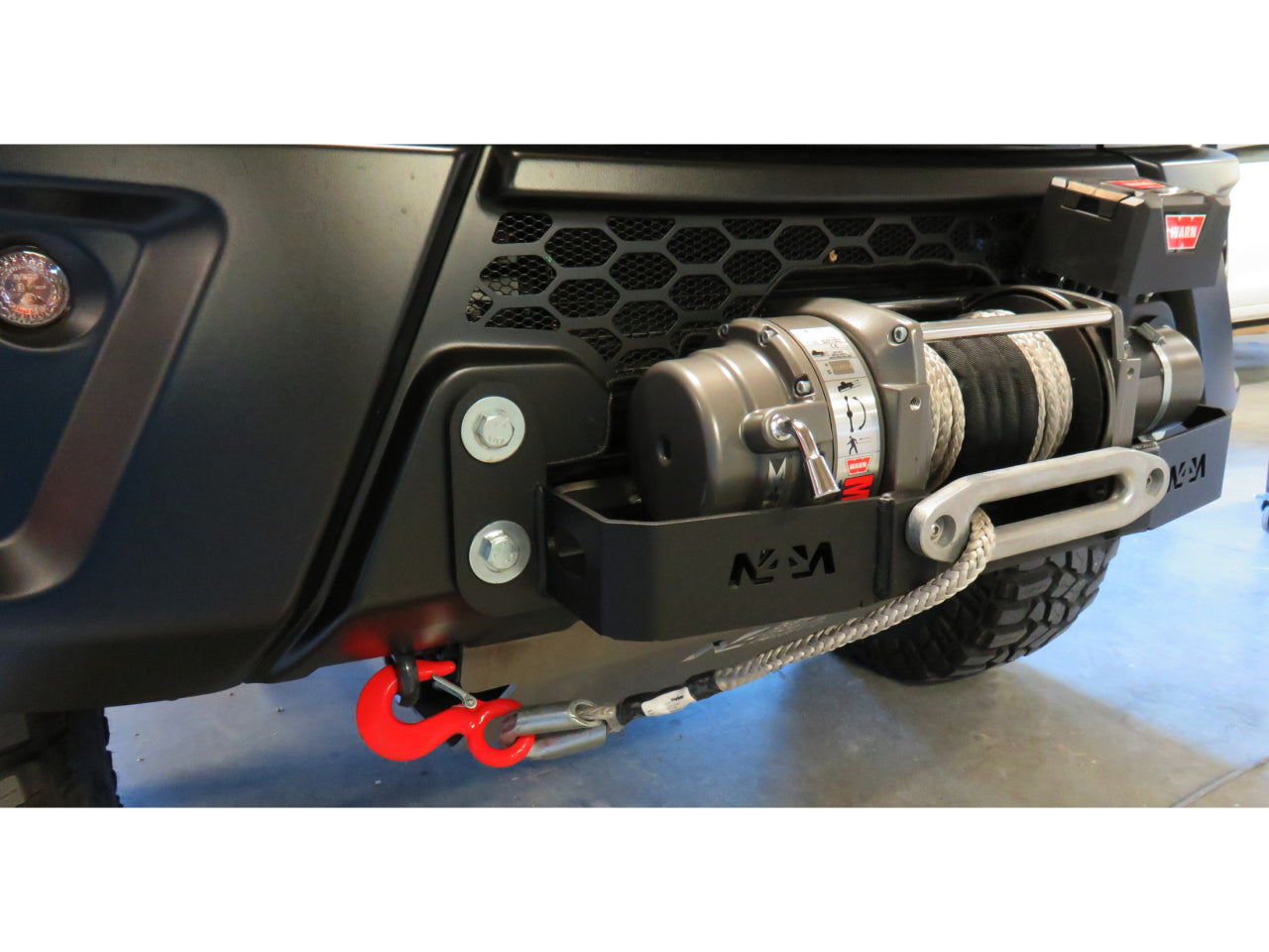 Platine de treuil N4 OFFROAD pour Iveco Daily 4x4 2006-2019, support robuste pour treuil tout-terrain.