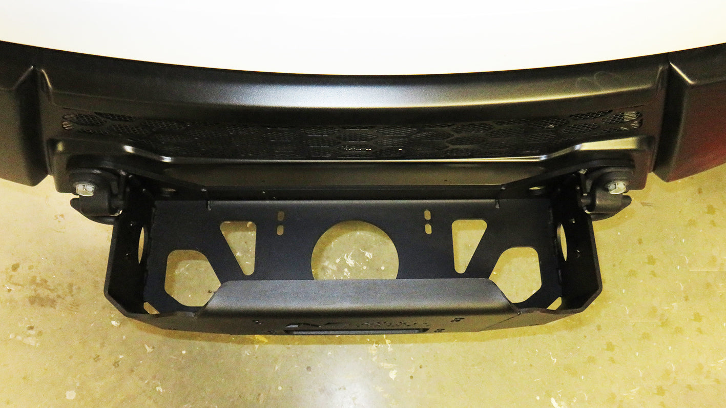 Platine de treuil N4 OFFROAD pour Iveco Daily 4x4 III ph 2, compatible treuil électrique 4-8 tonnes, vue de face.