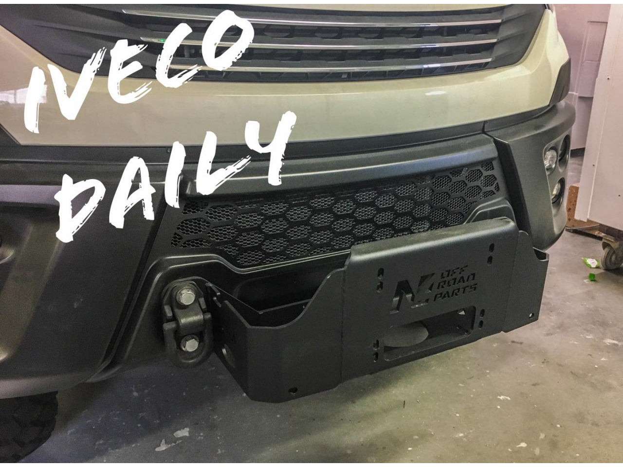 Platine de treuil N4 OFFROAD pour Iveco Daily 4x4 III ph 2, compatible treuil électrique 4-8 tonnes, vue de face.