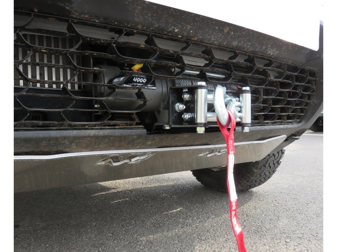 Platine de treuil intégrée pour pare-chocs d'origine Dacia Duster I et II, marque N4 OFFROAD, fixation solide pour treuil.