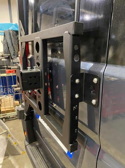 Porte roue de secours en inox pour porte arrière gauche Fiat Ducato Campeo N4 OFFROAD, robuste et résistant.