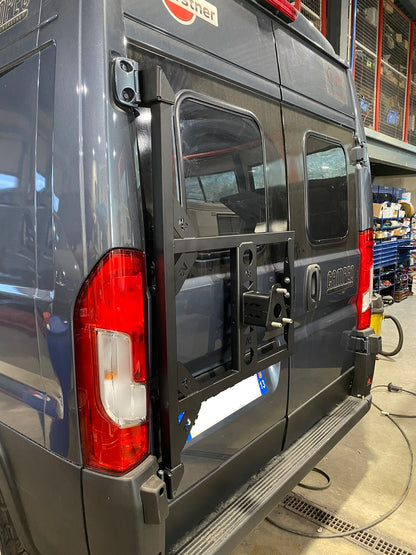 Porte roue de secours en inox N4 OFFROAD fixé sur porte arrière gauche d’un Fiat Ducato Campeo N4 Offroad.