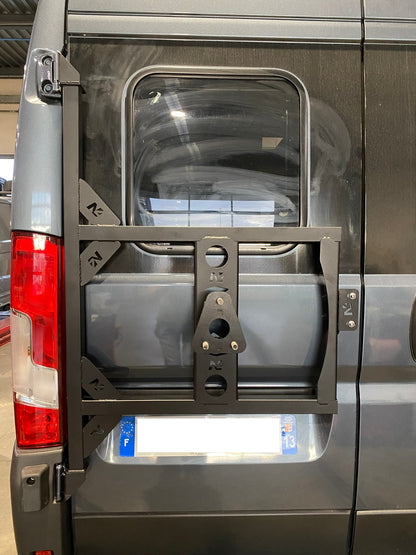 Porte roue de secours en inox N4 OFFROAD sur porte arrière gauche d'un Fiat Ducato Campeo Offroad, visible en détail.