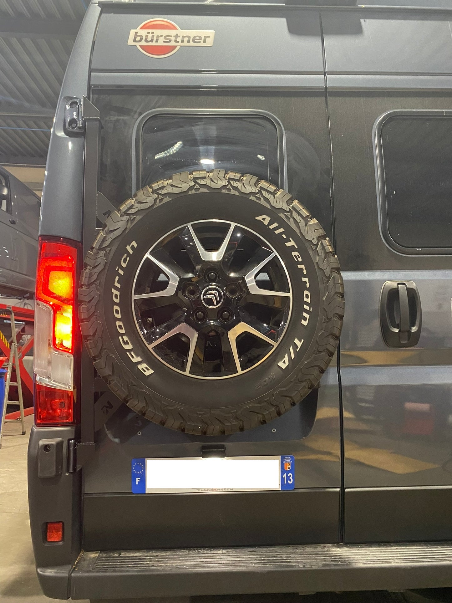 Porte roue de secours en inox N4 OFFROAD sur porte arrière gauche d’un Fiat Ducato Campeo Offroad, robuste et durable.