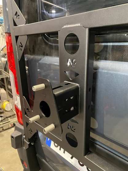 Porte roue de secours en inox N4 OFFROAD fixée sur porte arrière gauche d'un Fiat Ducato, véhicule tout-terrain.