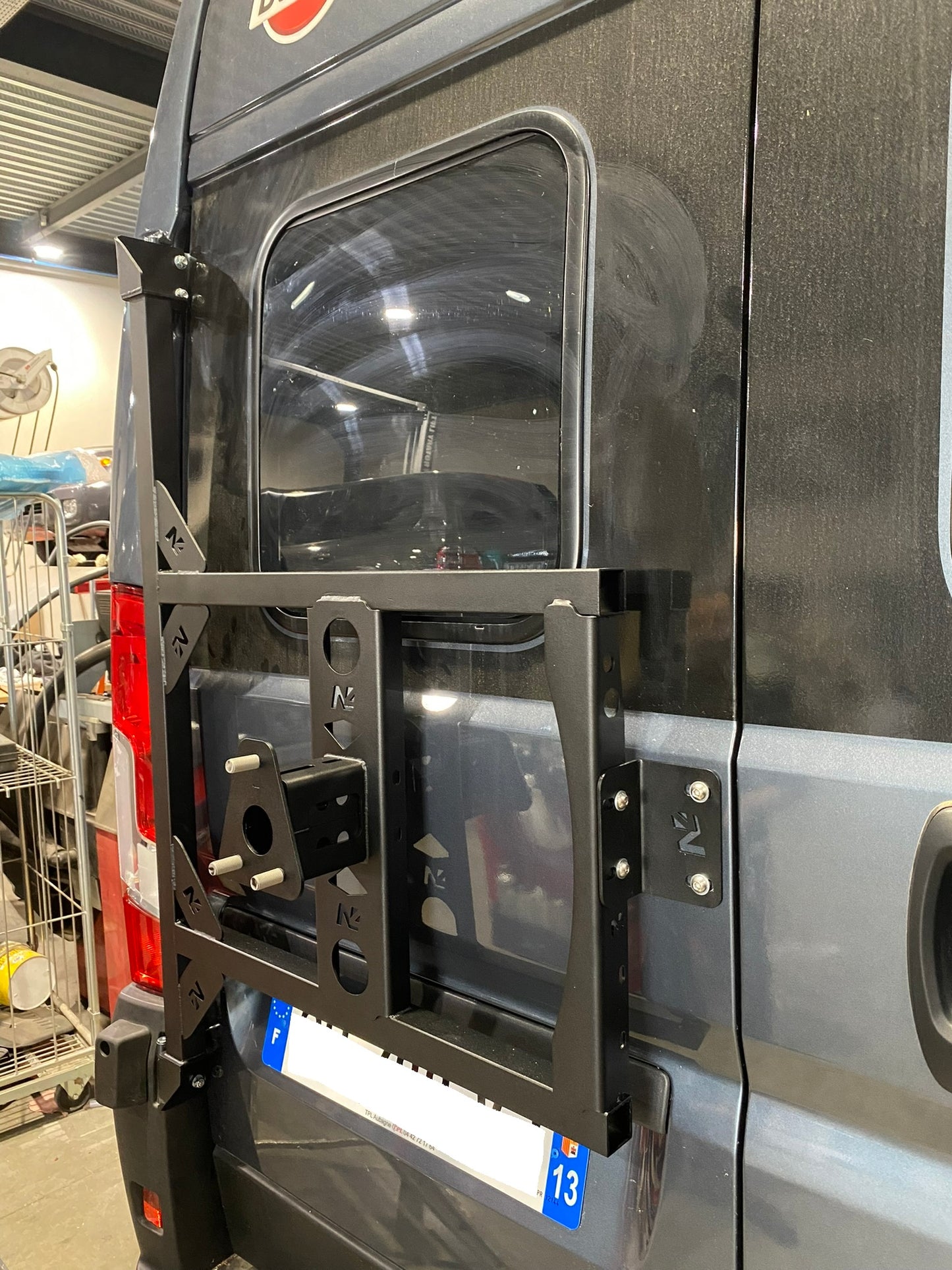 Porte roue de secours en inox N4 OFFROAD fixé sur porte arrière gauche d’un Fiat Ducato Campeo N4 Offroad.