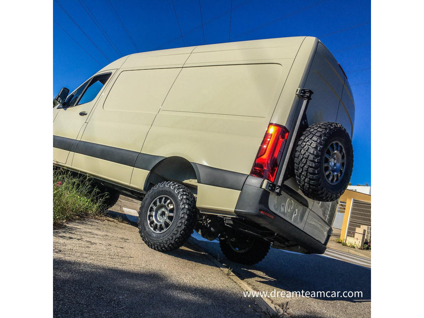 Porte roue arrière gauche en inox pour Sprinter III après 2018, marque N4 OFFROAD, monté sur porte arrière.