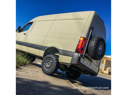 Porte roue arrière gauche en inox pour Sprinter III après 2018, marque N4 OFFROAD, monté sur porte arrière.