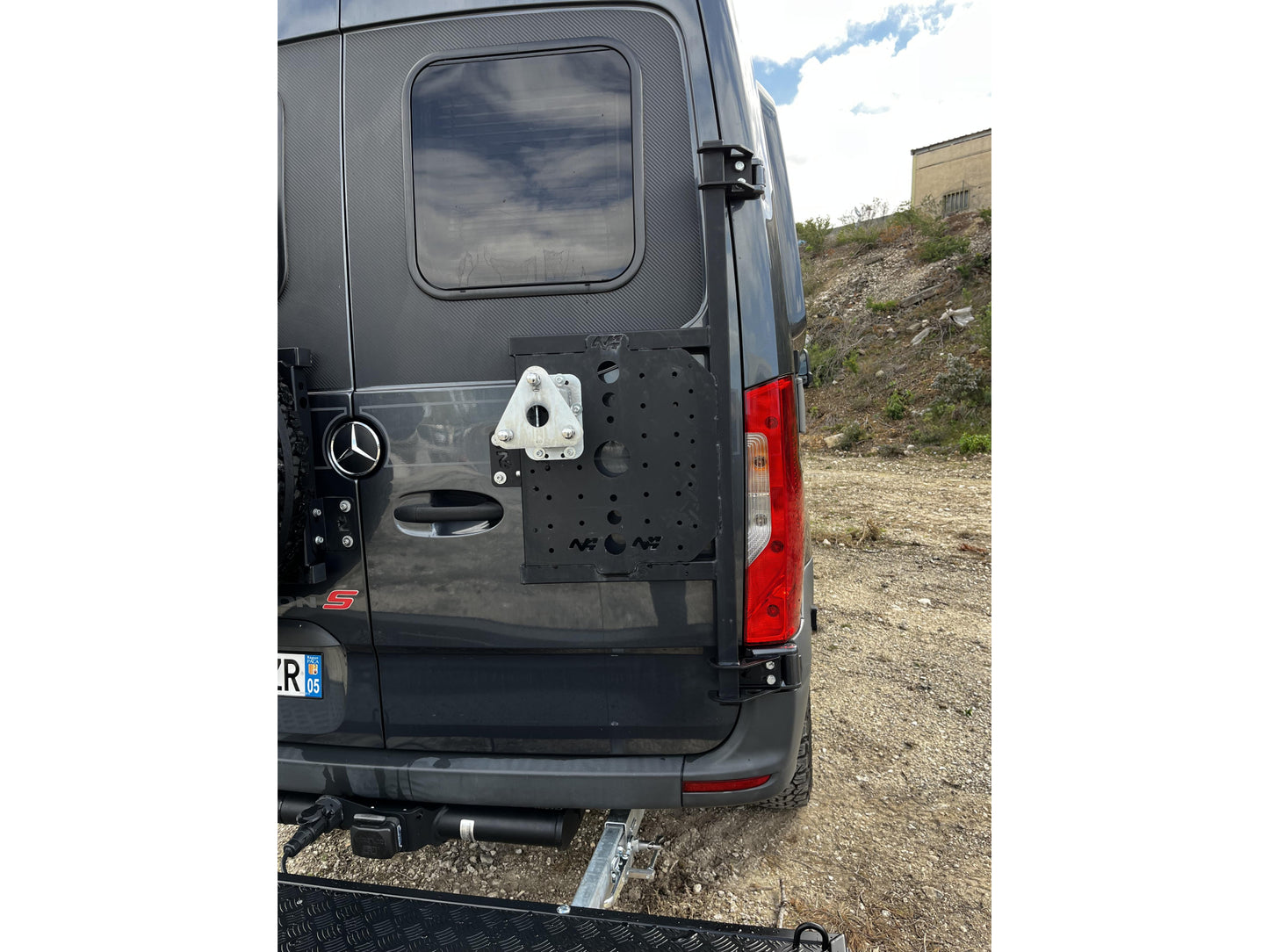 Porte roue sur porte tout N4 OFFROAD PR2000X, porte roue robuste pour véhicule tout-terrain, fixation solide et design pratique.