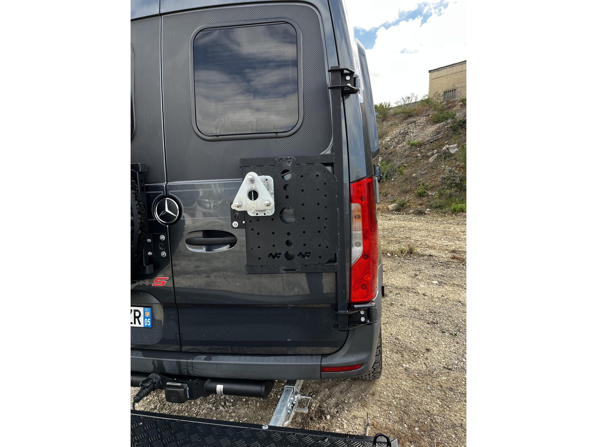 Porte roue sur porte tout N4 OFFROAD PR2000X, porte roue robuste pour véhicule tout-terrain, fixation solide et design pratique.