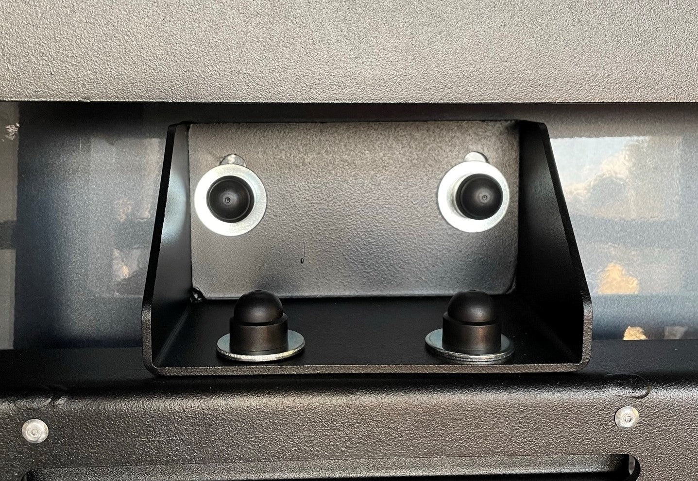 Porte roue en aluminium N4 OFFROAD fixée à l’arrière droite d’un Mercedes Sprinter W907 N4-Offroad, adaptée pour porte tout.