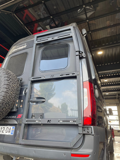 Porte roue en aluminium pour porte arrière droite de Mercedes Sprinter W907 N4 OFFROAD, robuste et adaptée pour l off-road.