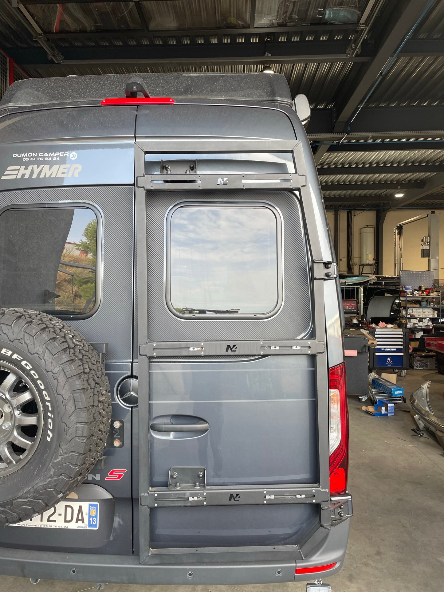 Porte roue en aluminium pour porte arrière droite du Mercedes Sprinter W907 N4 Offroad, robuste et adaptée à l off-road.