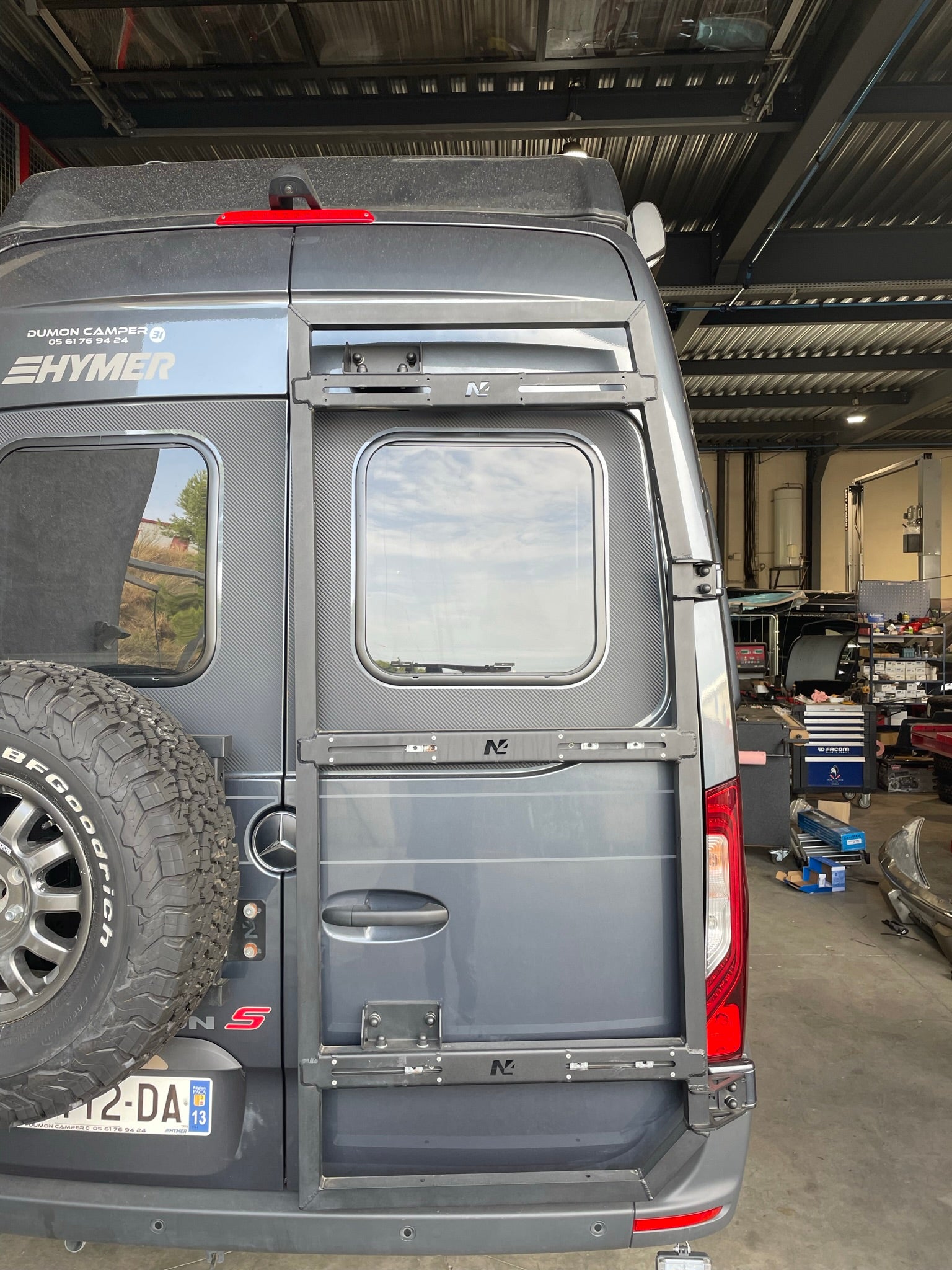 Porte roue en aluminium pour porte arrière droite du Mercedes Sprinter W907 N4 Offroad, robuste et adaptée à l off-road.