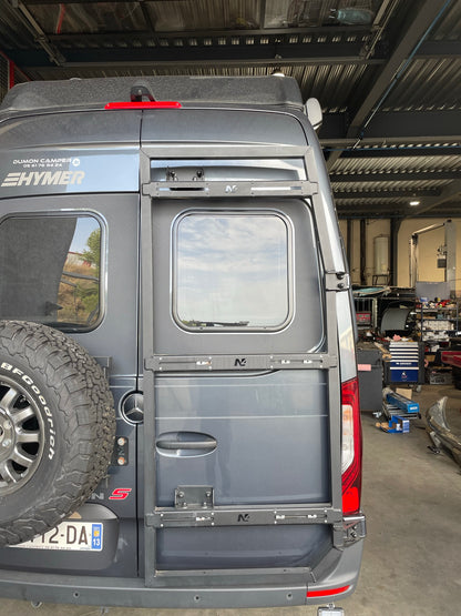 Porte roue en aluminium pour porte arrière droite du Mercedes Sprinter W907 N4 Offroad, robuste et adaptée à l off-road.