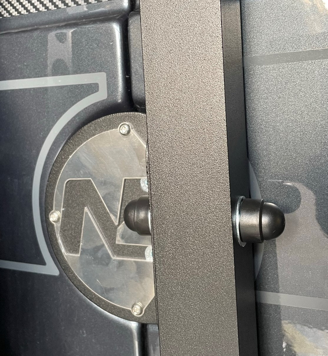 Porte roue en aluminium N4 OFFROAD pour porte arrière droite de Mercedes Sprinter W907 N4-Offroad, robuste et adaptée à l off-road.