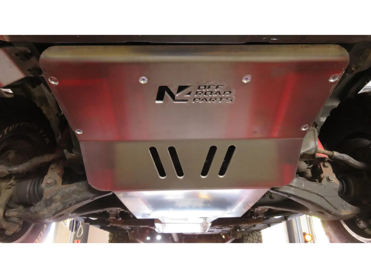 Protection inférieure avant en aluminium de 8mm pour Toyota Land Cruiser 100/105 par N4 Offroad, robuste et durable.