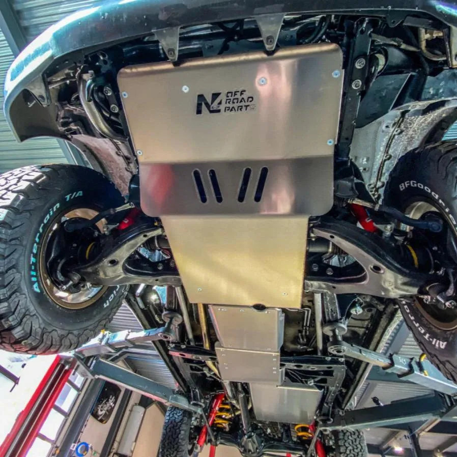 Protection inférieure avant en aluminium 8mm pour Toyota Land Cruiser 100/105 par N4 Offroad, robuste et durable.