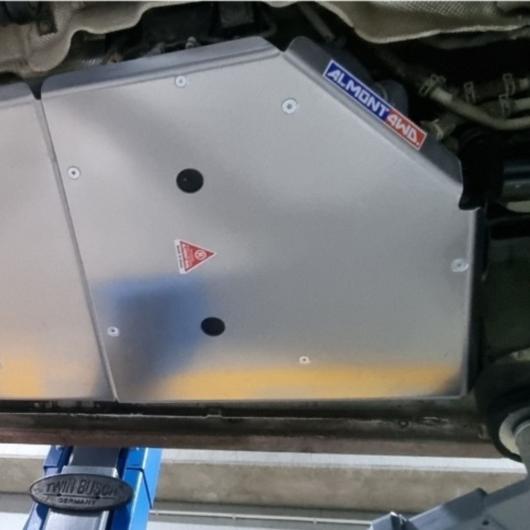 Protection inférieure pour réservoir AdBlue ALMONT4WD en duralumin de 6mm sur VW Multivan T6/T6.1, robuste et durable.