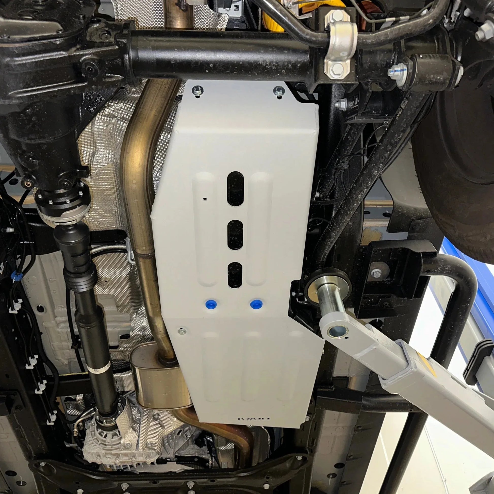 Protection inférieure pour réservoir de carburant INEOS GRENADIER 2023 par RIVAL 4X4, en acier robuste et durable.