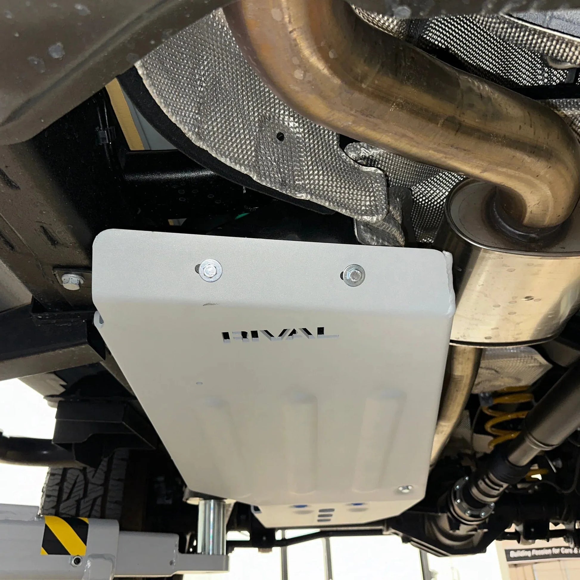Protection inférieure pour réservoir de carburant INEOS GRENADIER 2023, marque RIVAL 4X4, robuste et adaptée pour 4x4.