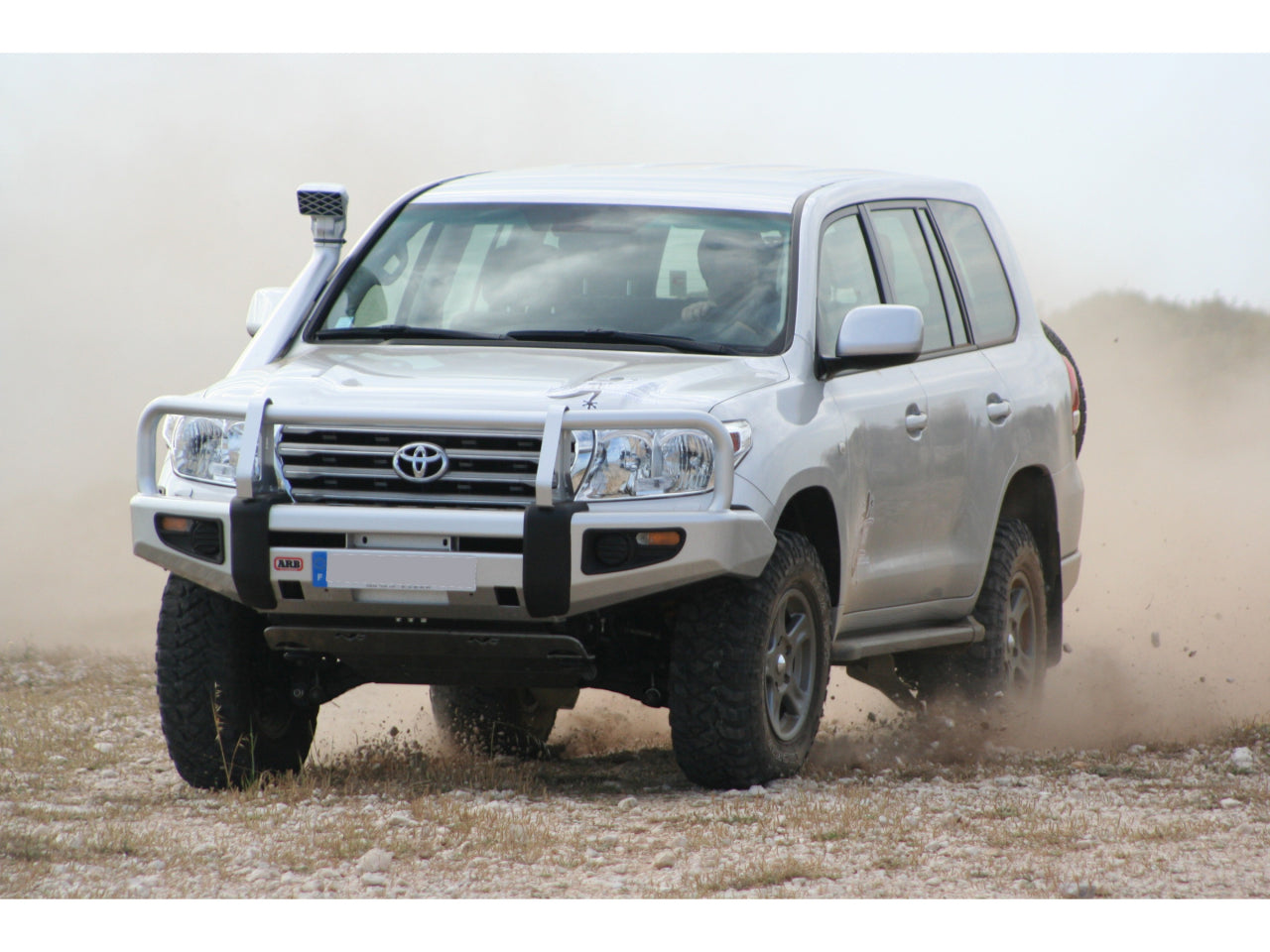 Protection inférieure en aluminium de 8mm pour Toyota VDJ200, compatible avec pare-chocs ARB N4-Offroad, robuste et résistante.
