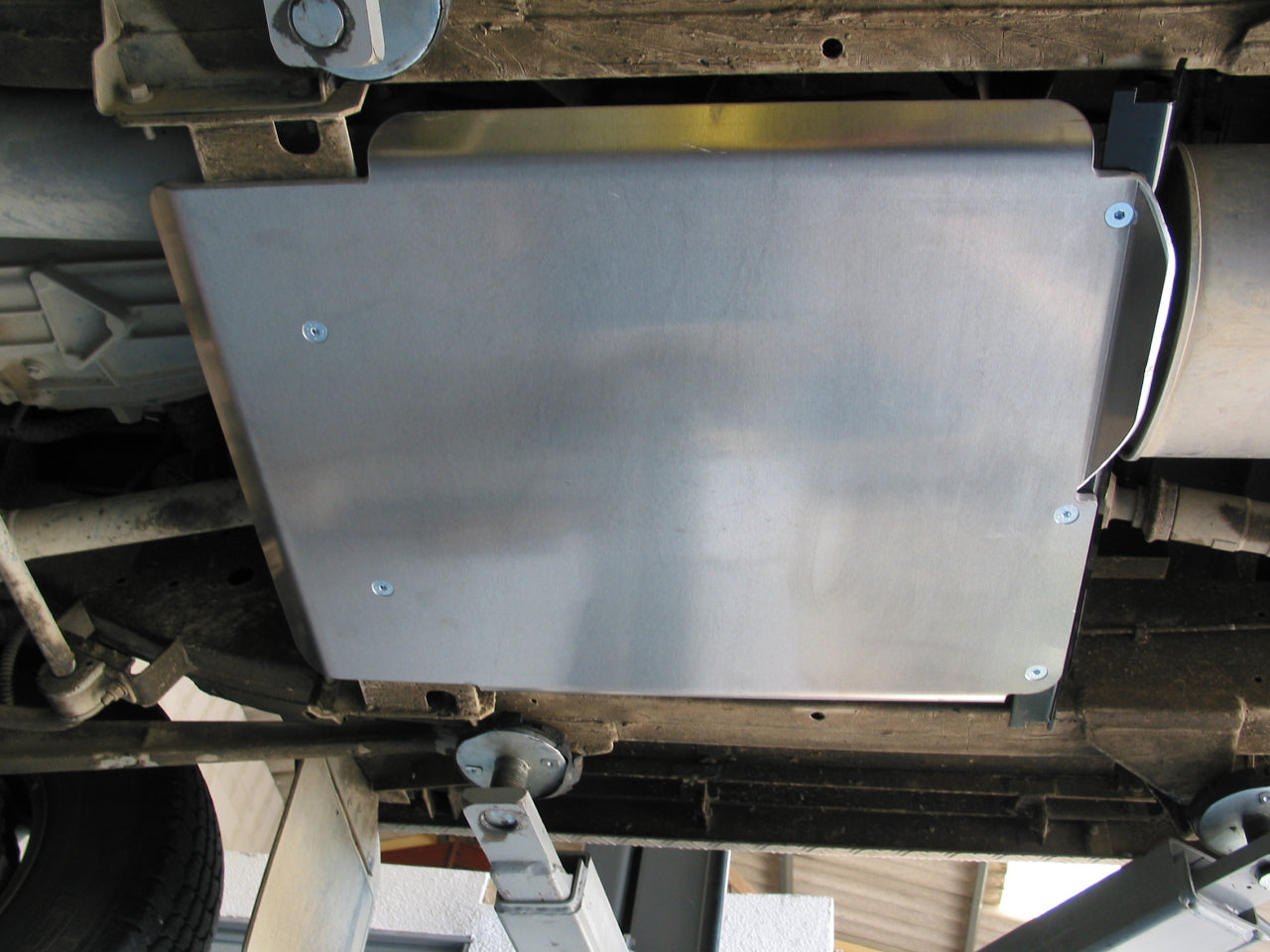 Protection inférieure en aluminium de 8mm pour boîte de transfert Land Rover Defender 90 TD5, par N4 OFFROAD, robuste et durable.