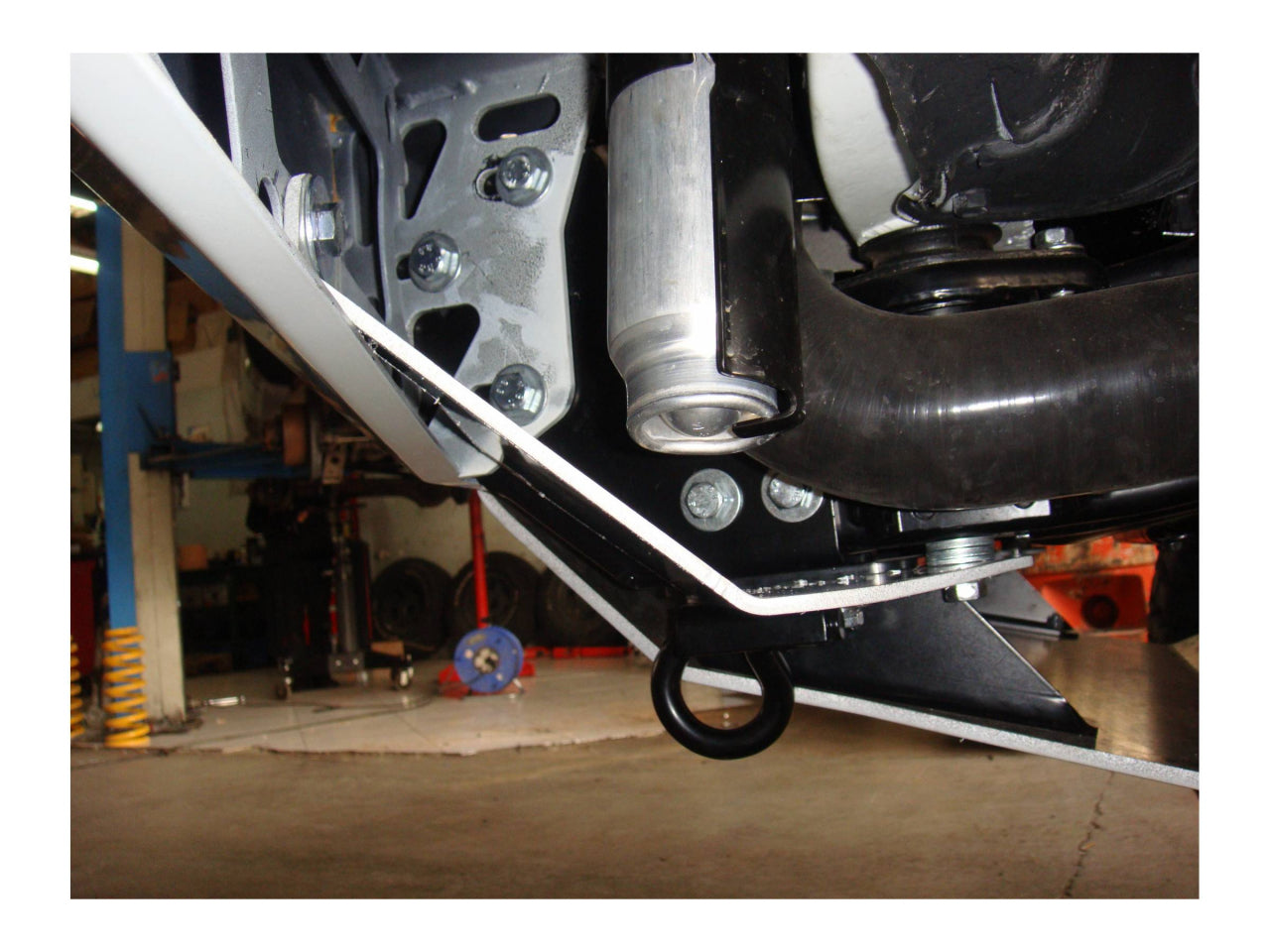 Protection inférieure en aluminium de 5mm pour bonbonne de climatisation sur Toyota HDJ80 N4 OFFROAD, robuste et résistante.