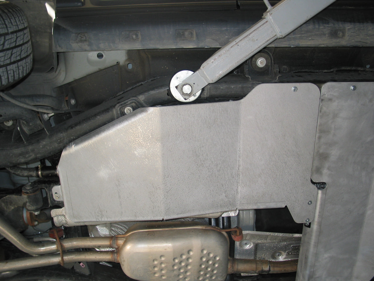 Protection inférieure en aluminium de 6mm pour réservoir Land Rover Discovery III et IV, par N4 OFFROAD, robuste et résistante.