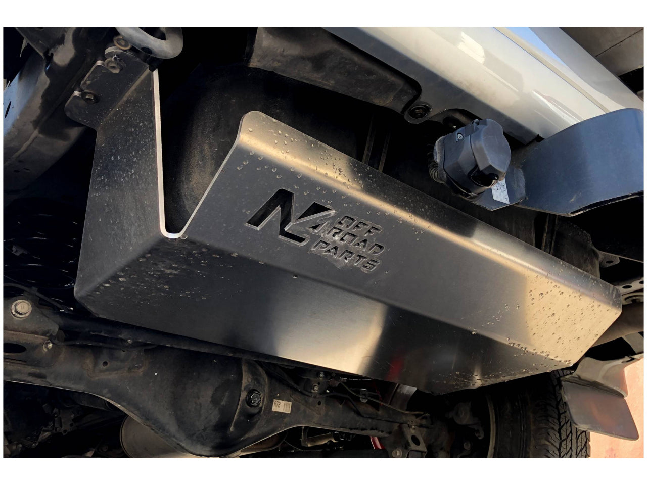 Protection inférieure en aluminium de 6mm pour réservoir sur Toyota KDJ125 KDJ155 N4 OFFROAD, robuste et adaptée à l'off-road.