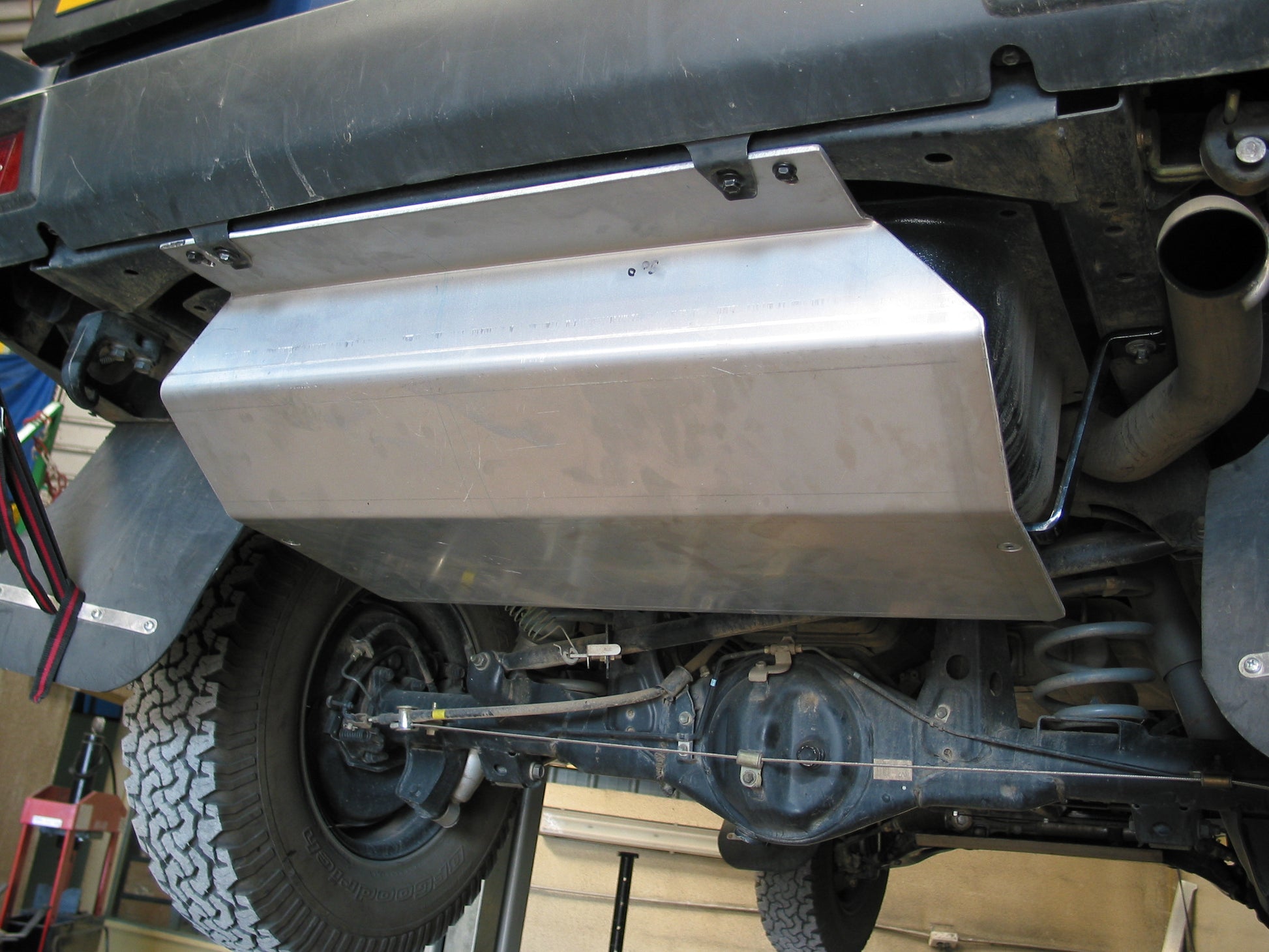 Protection inférieure en aluminium de 6mm pour réservoir Toyota KZJ95 KDJ95 N4 OFFROAD, robuste et adaptée à l'off-road.