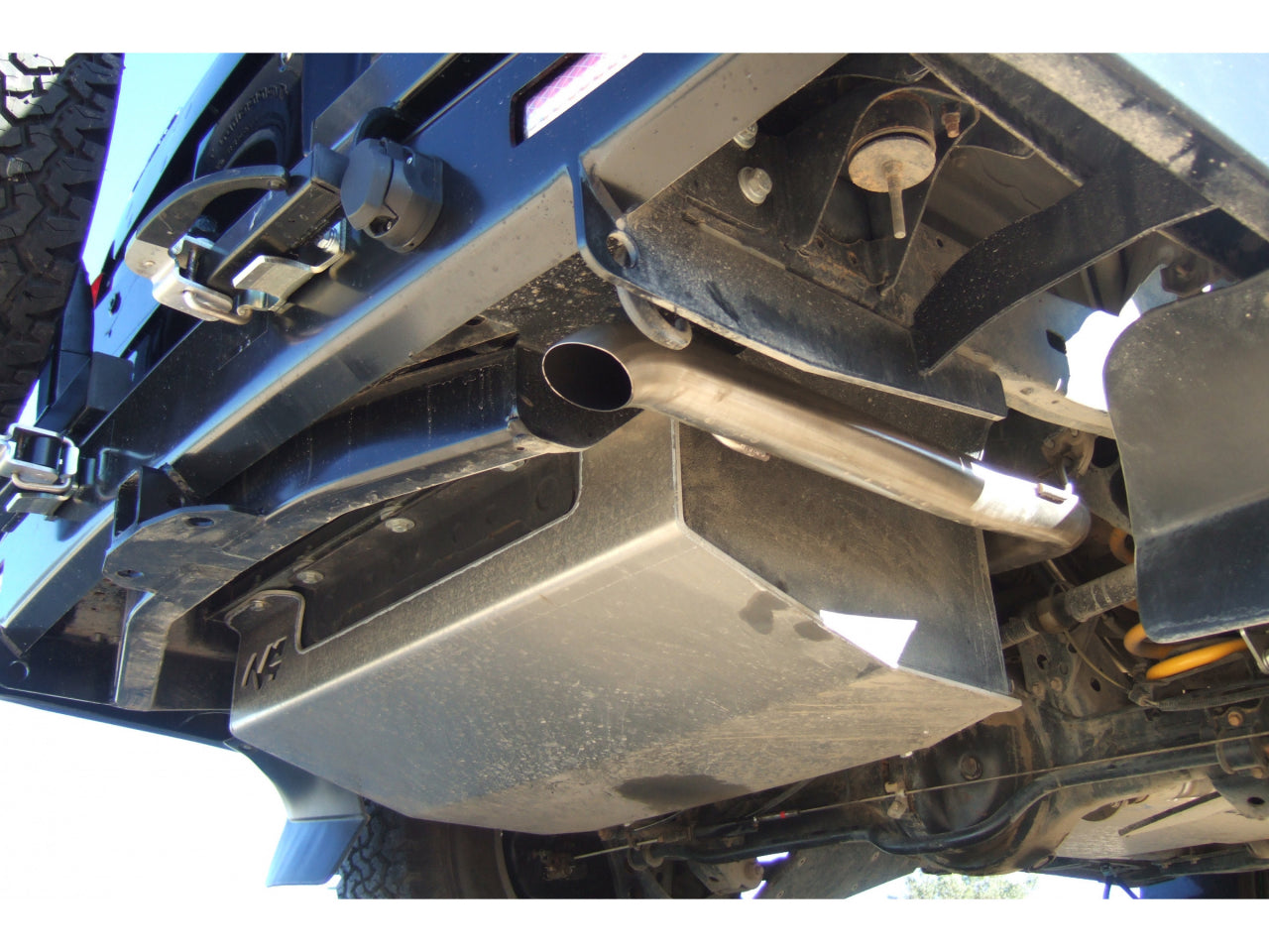 Protection inférieure en aluminium de 5mm pour réservoir supplémentaire Toyota HDJ100 N4 OFFROAD, robuste et adaptée à l'off-road.