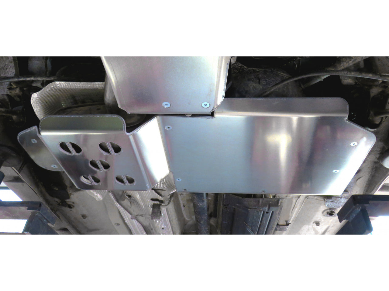 Protection inférieure en aluminium 6mm pour réservoir et silencieux arrière Dacia Duster 4x4 N4 OFFROAD, robuste et adaptée.