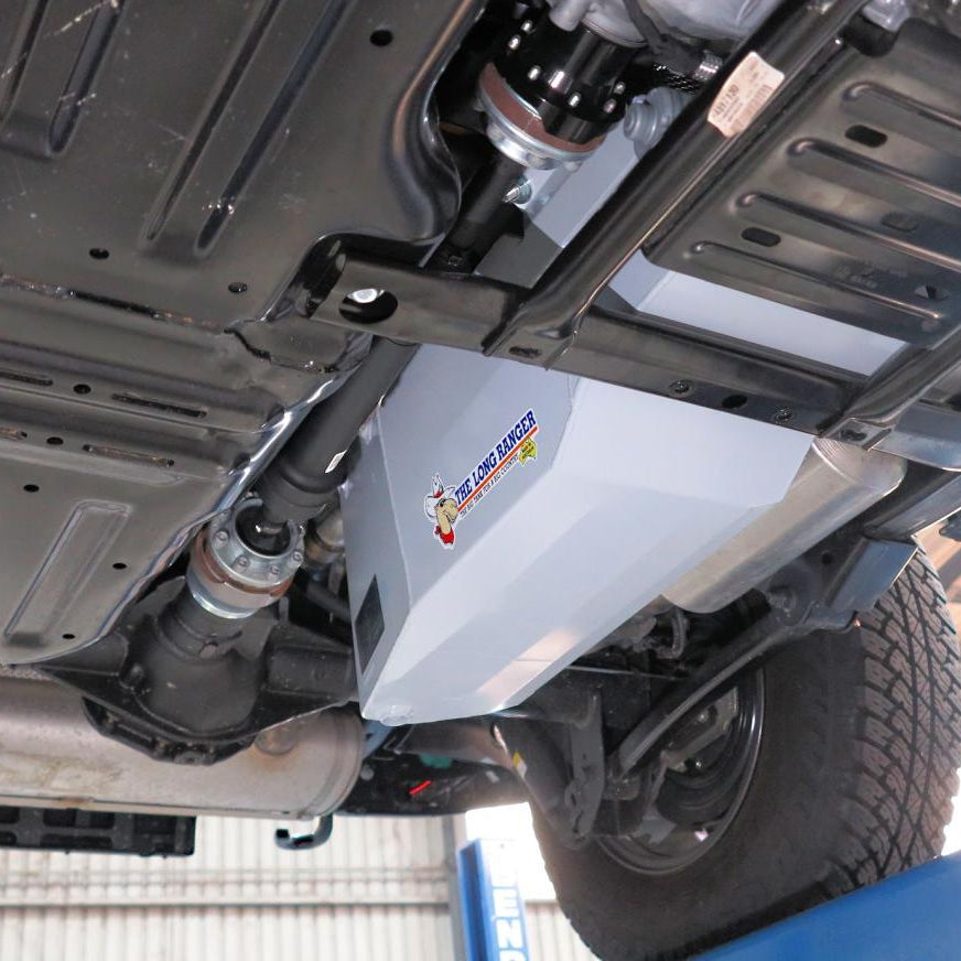 Réservoir auxiliaire LongRanger 40L pour Jeep Wrangler JL 2 portes V6, vue du réservoir en métal noir avec tuyaux raccordés.