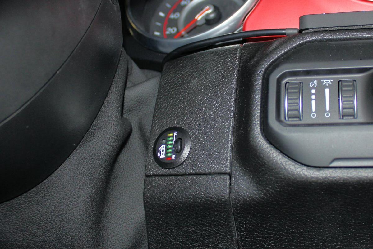 Réservoir auxiliaire LongRanger 40L pour Jeep Wrangler JL 2 portes V6, vue de côté avec raccords et fixation.