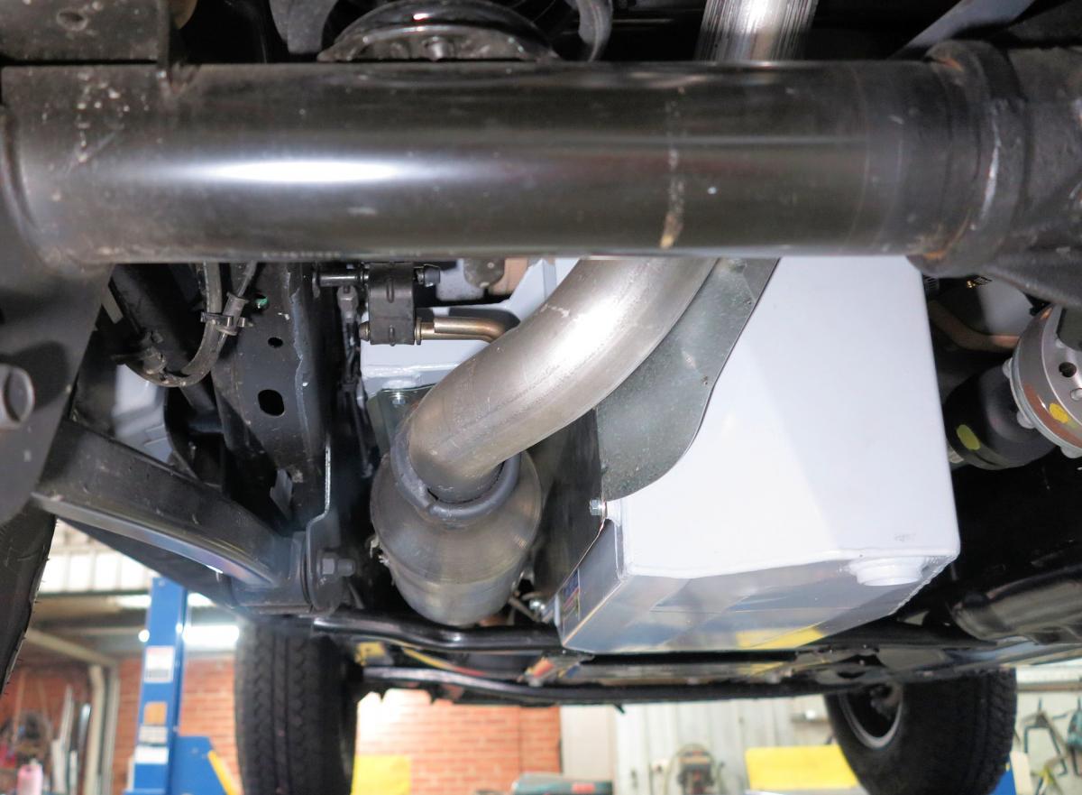 Réservoir auxiliaire LongRanger 40L pour Jeep Wrangler JL 2 portes V6, vue du côté avec fixation et sortie de remplissage.