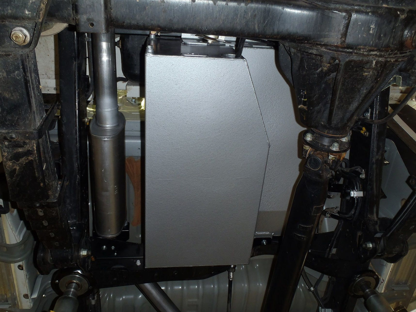 Réservoir auxiliaire de 90L pour Toyota Land Cruiser 78/79 Double Cab, fabriqué par LONG RANGE AUTOMOTIVE, visible côté véhicule.