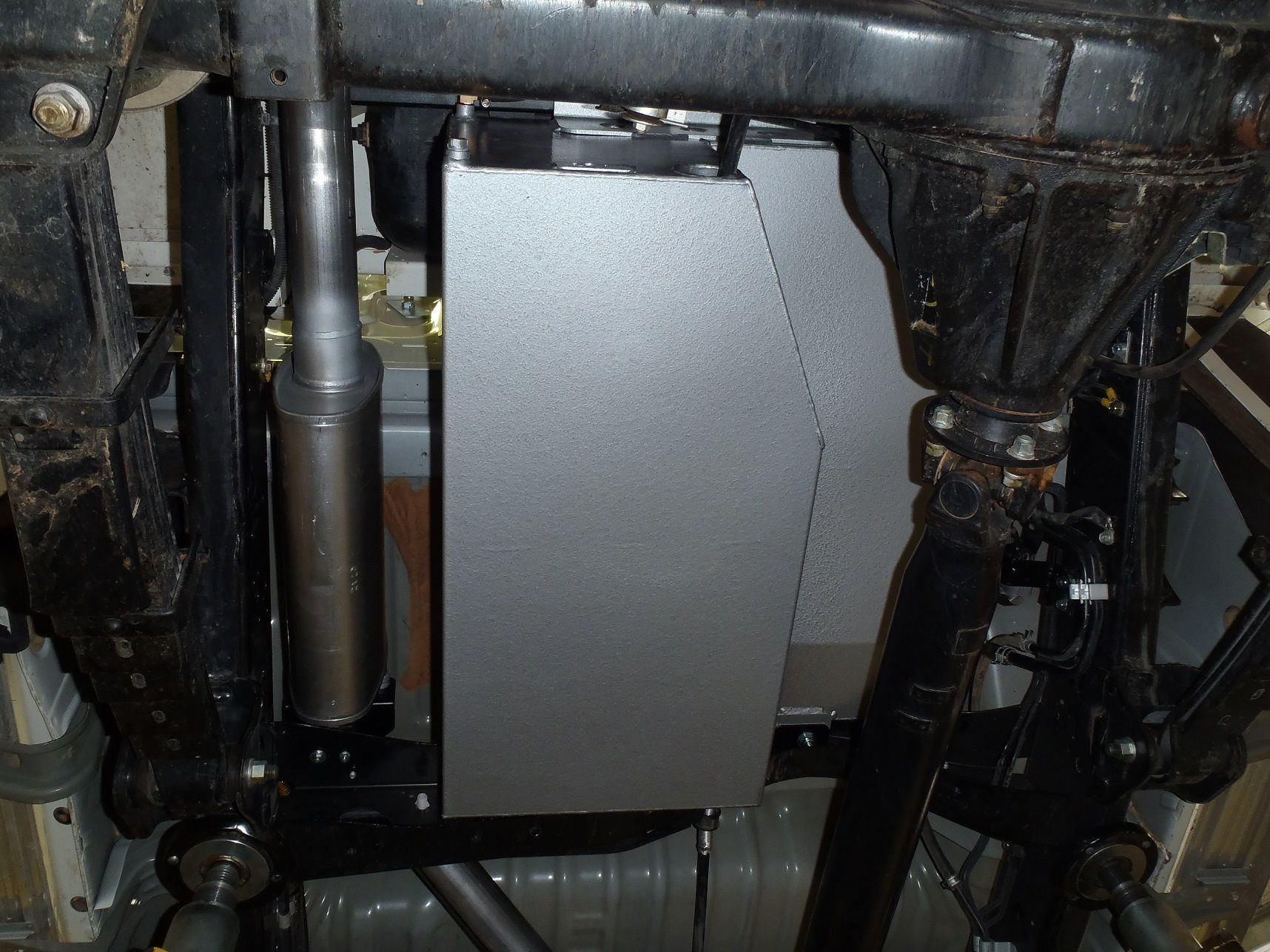 Réservoir auxiliaire de 90L pour Toyota Land Cruiser 78/79 Double Cab, fabriqué par LONG RANGE AUTOMOTIVE, visible côté véhicule.