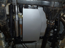 Réservoir auxiliaire de 90L pour Toyota Land Cruiser 78/79 Double Cab, fabriqué par LONG RANGE AUTOMOTIVE, visible côté véhicule.