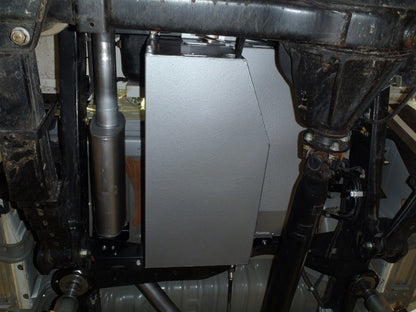 Réservoir auxiliaire de 90L pour Toyota Land Cruiser 78/79 Double Cab, fabriqué par LONG RANGE AUTOMOTIVE, visible côté véhicule.