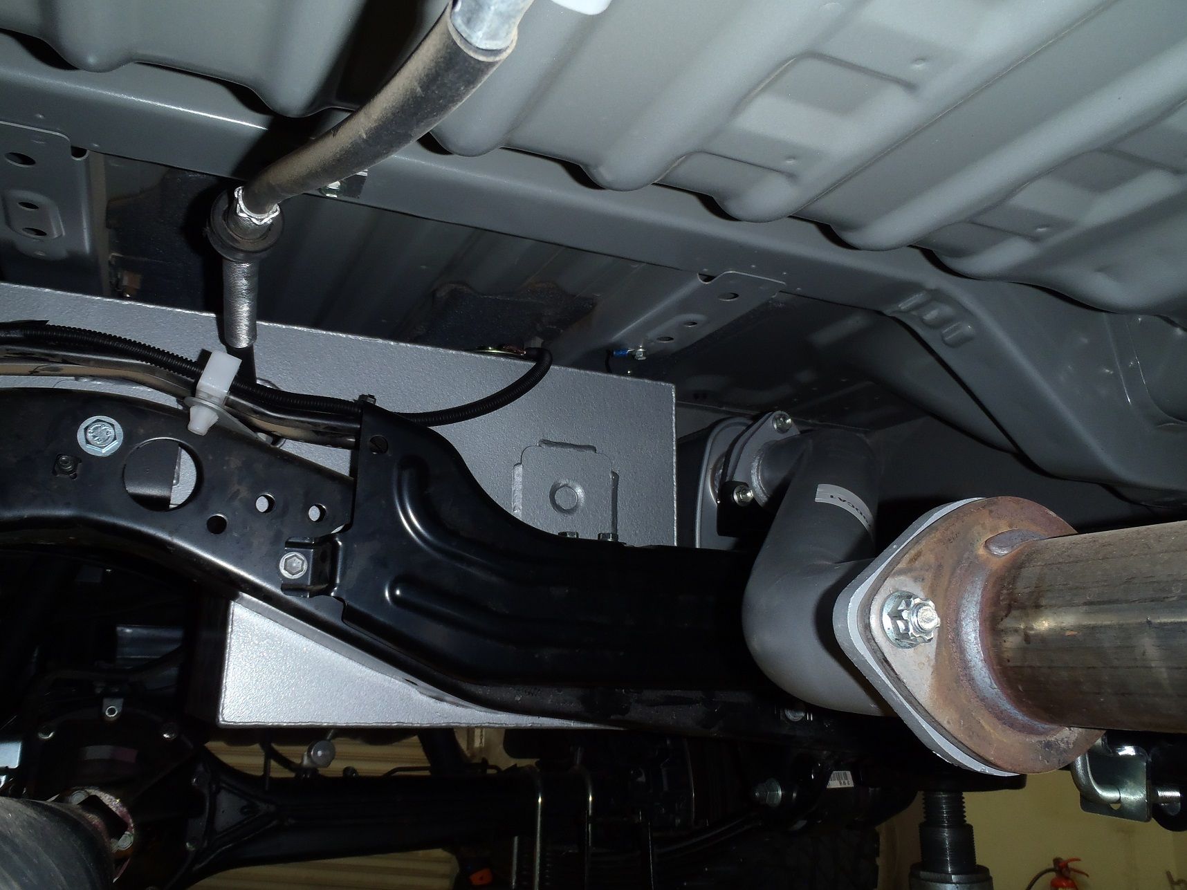 Réservoir auxiliaire de 90L pour Toyota Land Cruiser 78/79 Double Cab, marque LONG RANGE AUTOMOTIVE, visible avec connexions.