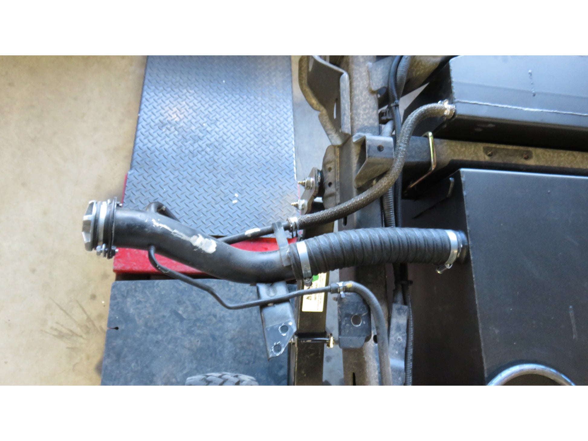 Réservoir auxiliaire en inox 160L pour Toyota HZJ78 et HZJ79, installé sur un véhicule tout-terrain N4 OFFROAD.