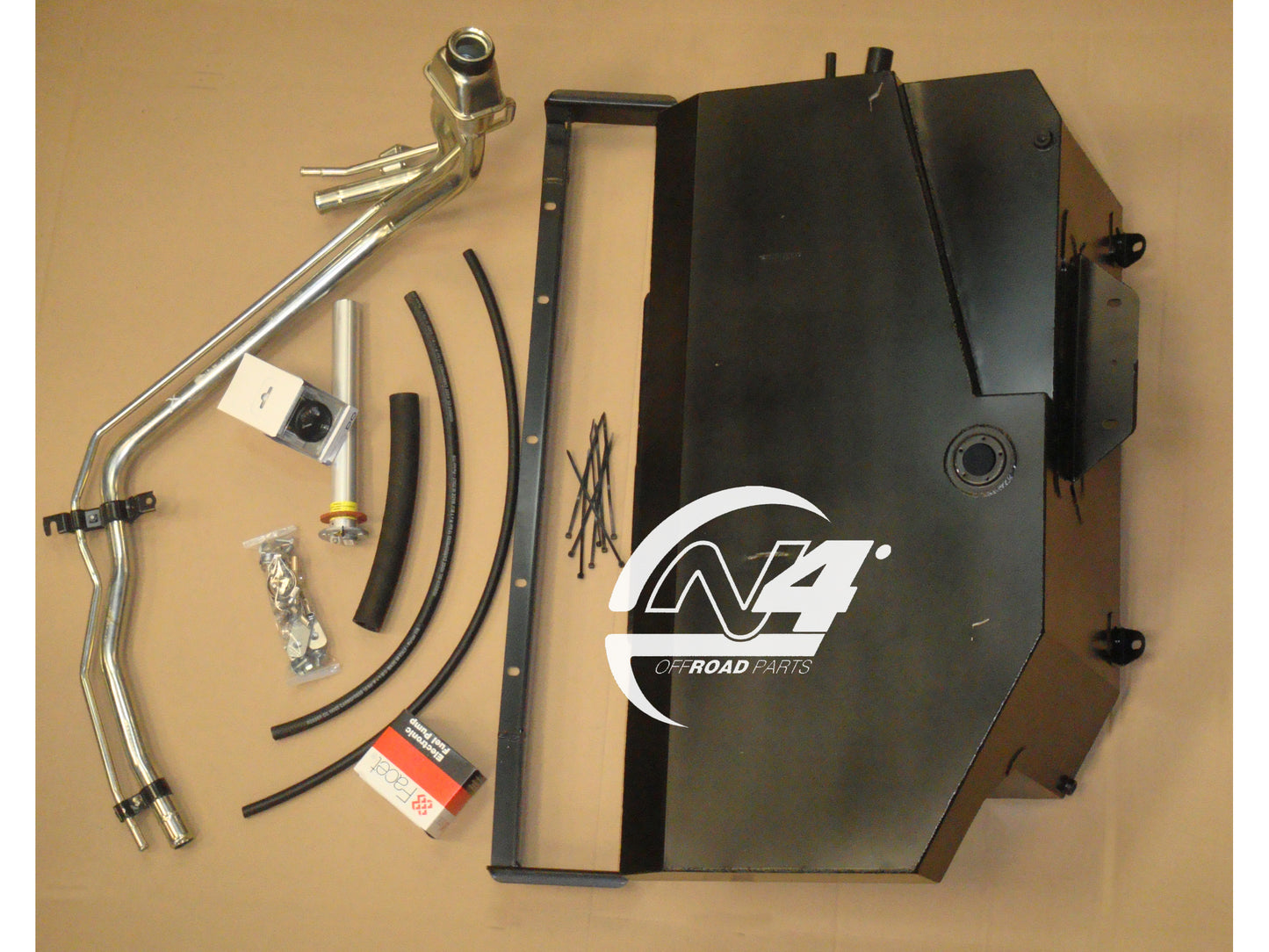 Réservoir auxiliaire supplémentaire de 175L pour Toyota HDJ100 N4-Offroad, en métal robuste, installé dans un véhicule tout-terrain.