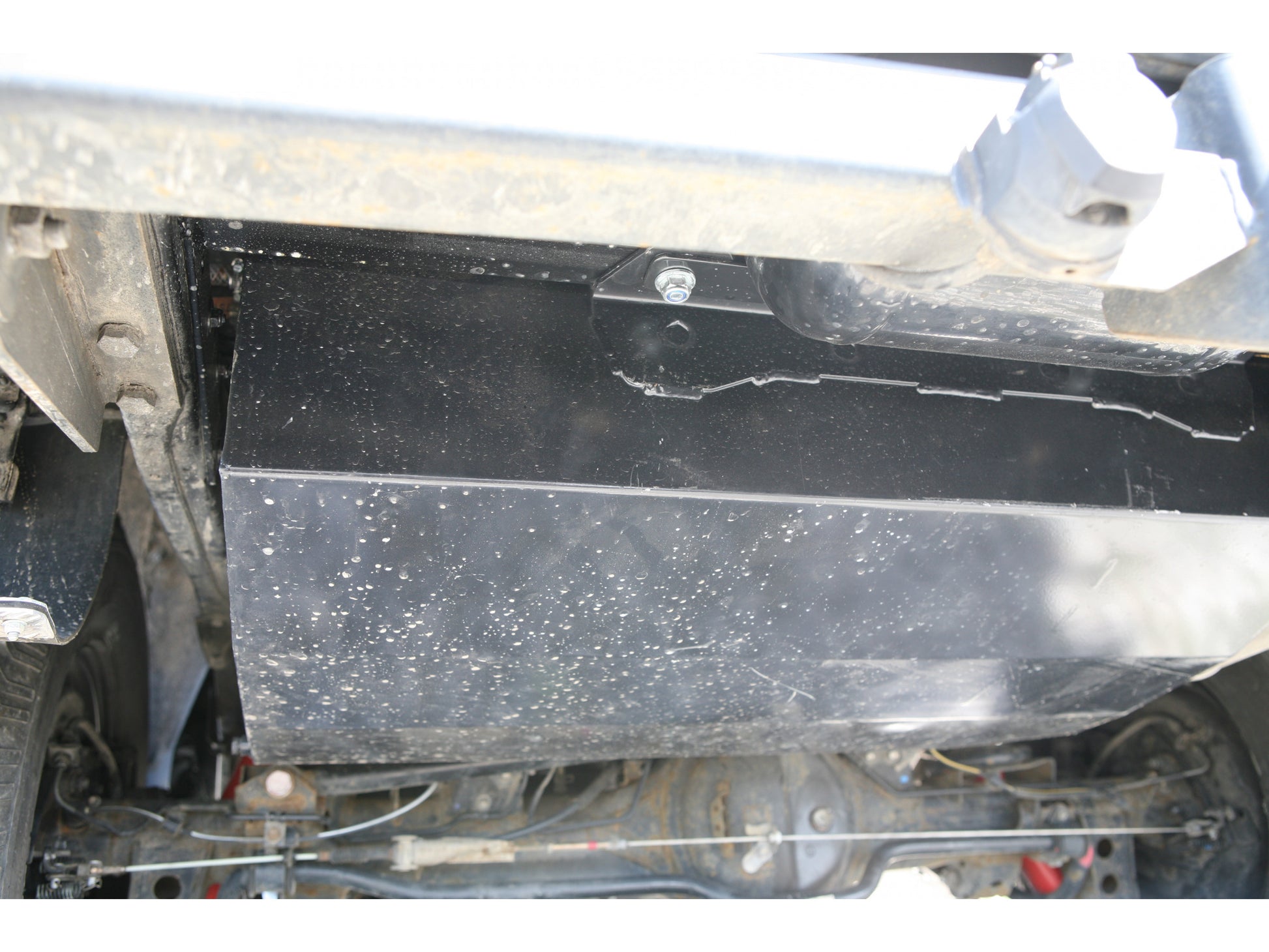 Réservoir auxiliaire supplémentaire de 175L pour Toyota HDJ100 N4-Offroad, en métal robuste, monté à côté du véhicule.