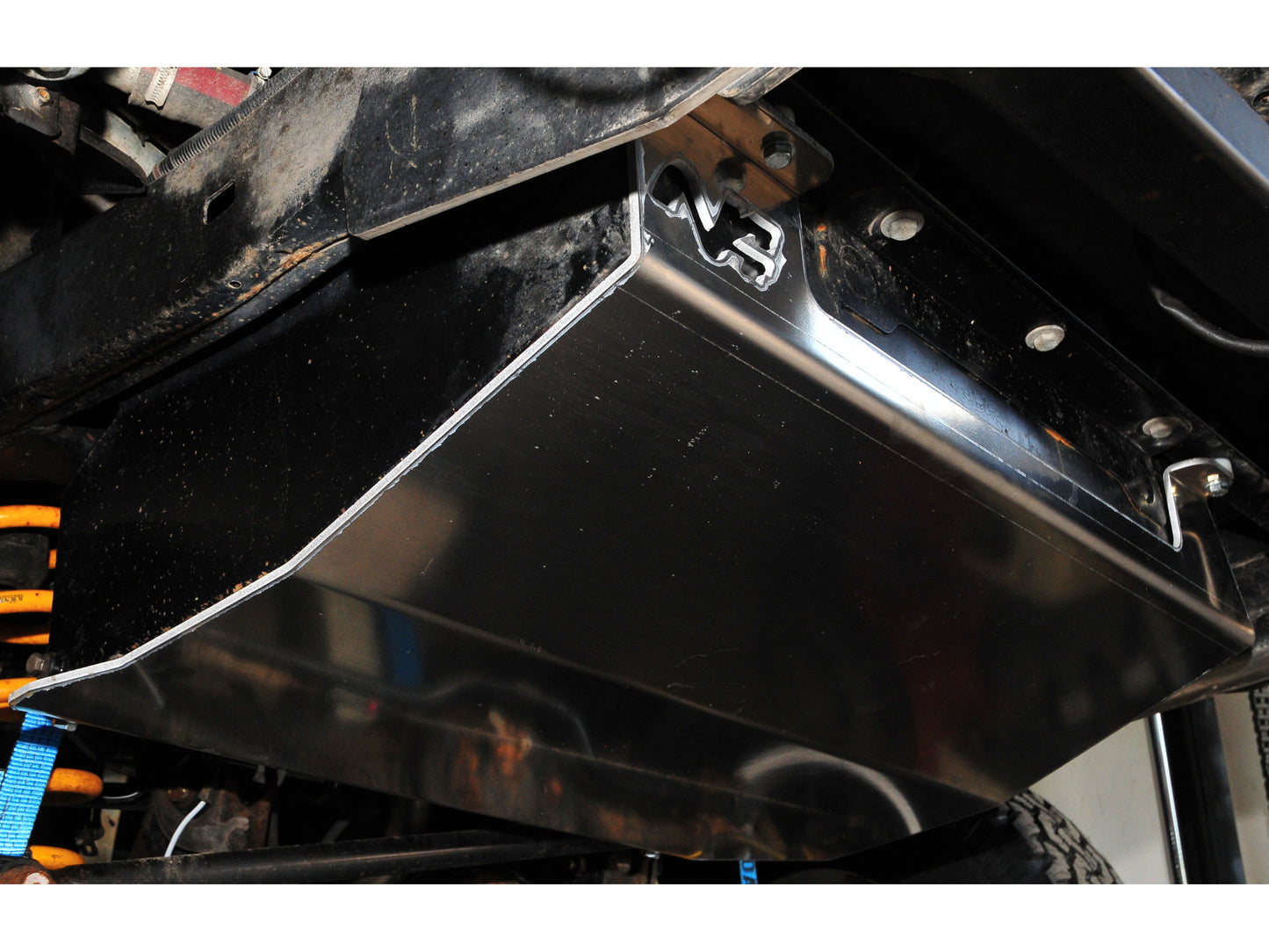 Réservoir auxiliaire supplémentaire de 175L pour Toyota HDJ100 N4 OFFROAD, robuste et adapté aux véhicules tout-terrain.