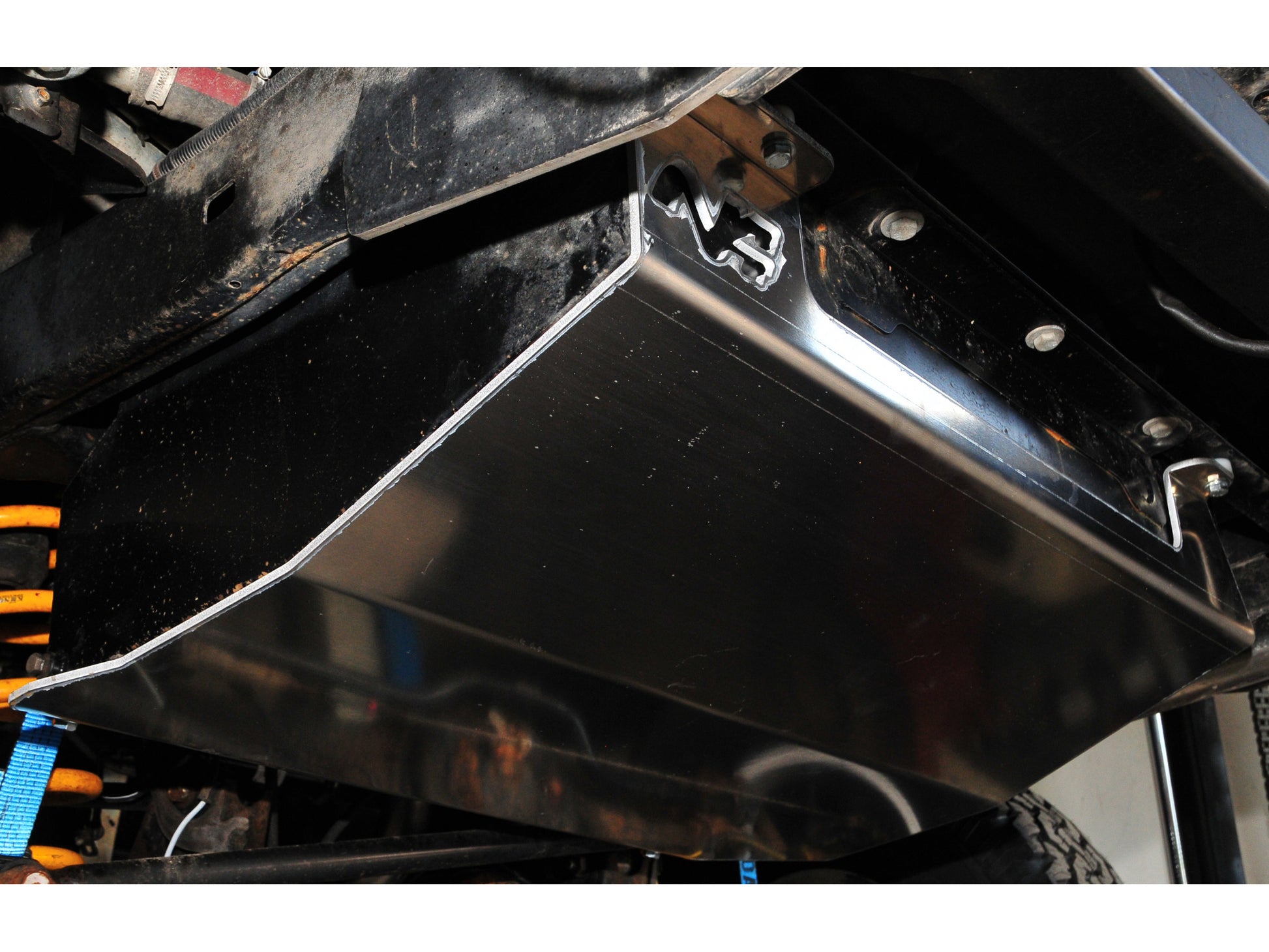 Réservoir auxiliaire supplémentaire de 175L pour Toyota HDJ100 N4 OFFROAD, robuste et adapté aux véhicules tout-terrain.
