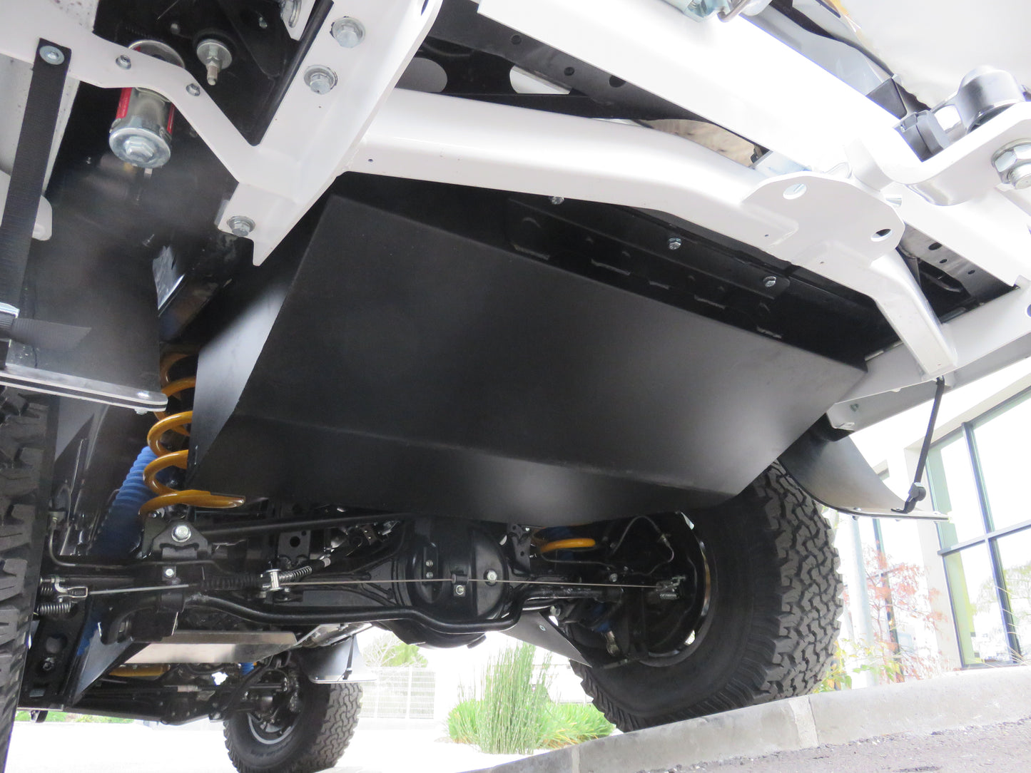 Réservoir auxiliaire supplémentaire de 180L pour Toyota HDJ80 N4 OFFROAD, installation robuste en métal noir.
