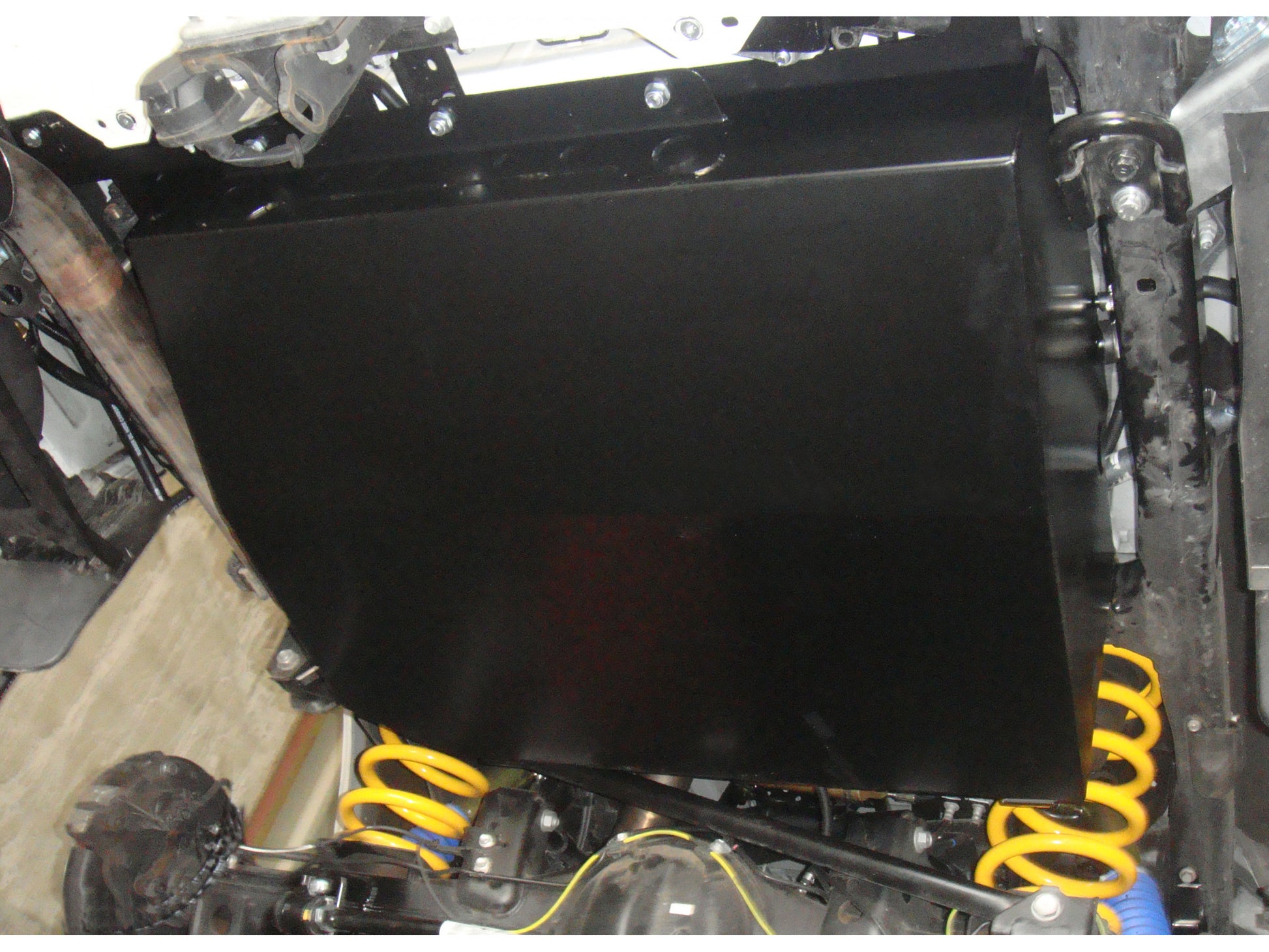 Réservoir auxiliaire de 195L pour Toyota VDJ200 N4-Offroad, en métal, fixé sous le véhicule pour le transport de carburant supplémentaire.