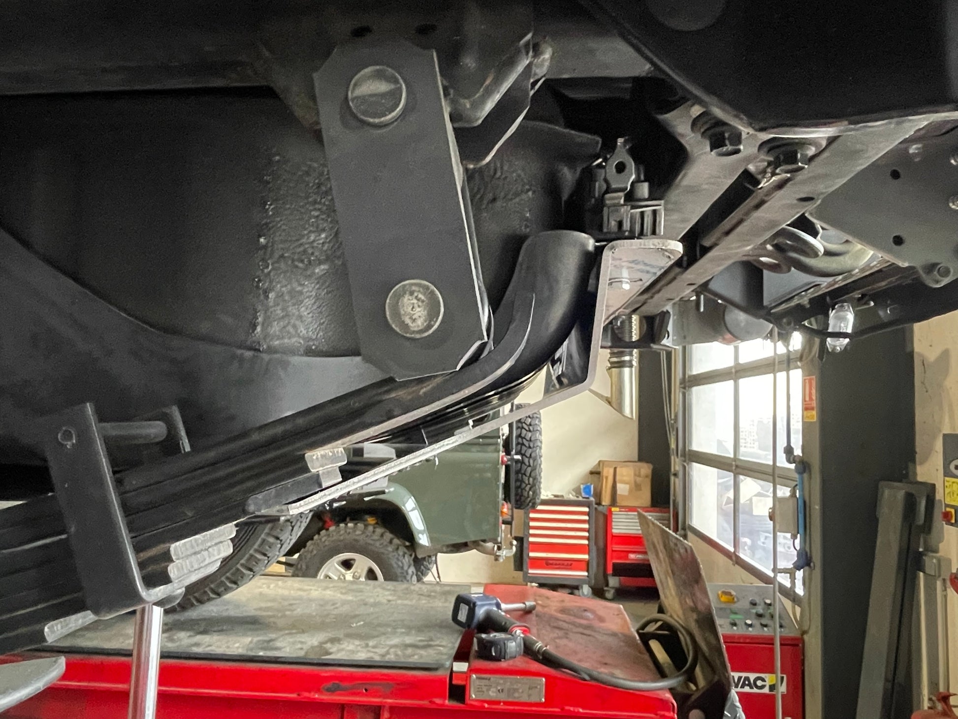 Réservoir auxiliaire de carburant d'origine Toyota série 7 GRJ79 double cabine, marque N4 OFFROAD, installé sous le véhicule.